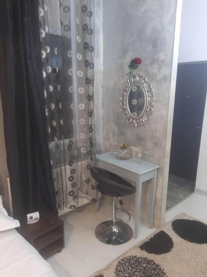 Studio In Near North Station Бухарест Екстер'єр фото